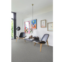 Wohnzimmer mit Teppichboden, Sesseln und Dekoration