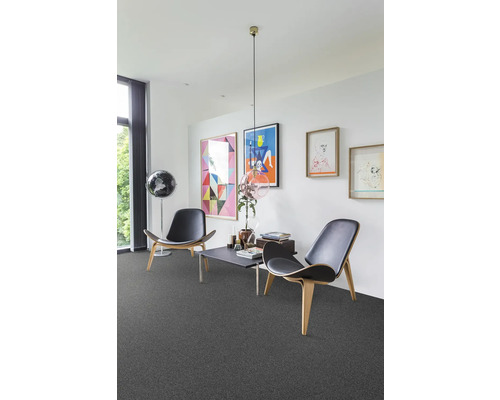 Wohnzimmer mit Teppichboden, Stühlen und Tisch