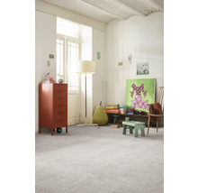 Helles Kinderzimmer mit Kommode, Stehlampe und Teppichboden