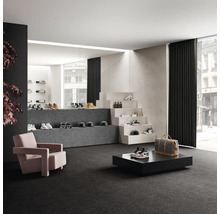 Innenraum mit Teppichboden, Treppe und ausgestellten Schuhen