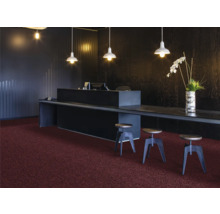 Empfangsbereich mit dunklem Tresen, Stehlampen und Teppichboden