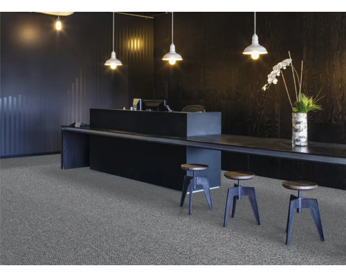 Empfangsbereich mit Teppichboden, Tresen, Barhockern und Beleuchtung