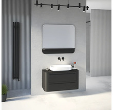 Modernes Badezimmer mit schwarzem Waschtischunterschrank, weißem Aufsatzwaschbecken, Wandarmatur, Spiegel und schwarzem Heizkörper.