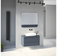 Modernes Badezimmer mit blauem Unterschrank in Riffeloptik, weißem Aufsatzwaschbecken, schwarzer Wandarmatur, Spiegel und schwarzem Heizkörper.