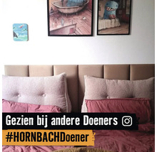 Chambre à coucher avec lit, oreillers et décoration murale