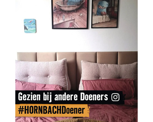 Chambre à coucher avec lit, oreillers et décoration murale