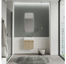 Salle de bains lumineuse avec lavabo, miroir et tapis