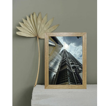 Dekorativer Rahmen mit einem Bild der Petronas Twin Towers und einem getrockneten Palmenblatt