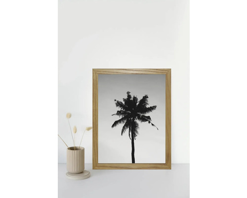 Gerahmtes Bild einer Palme und kleine Vase mit Dekoration