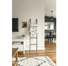 Wohnzimmerdekoration mit Holzleiter, Decke und Teppich