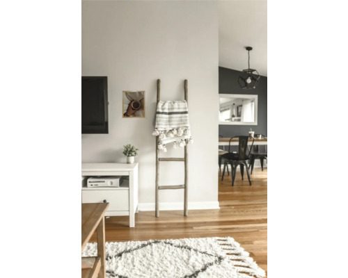 Wohnzimmerdekoration mit Holzleiter, Decke und Teppich