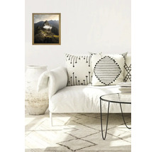 Wohnzimmer mit gerahmtem Machu Picchu Bild, Sofa, Kissen und Tisch