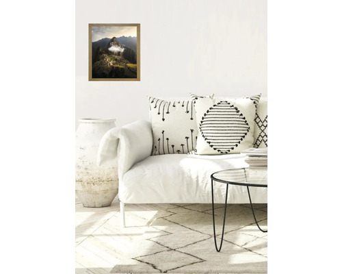 Wohnzimmer mit gerahmtem Machu Picchu Bild, Sofa, Kissen und Tisch
