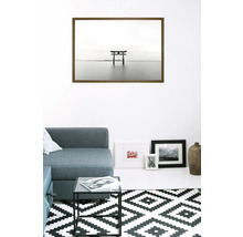 Wohnraum mit Sofa, Tisch und gerahmtem Bild einer Torii im Wasser