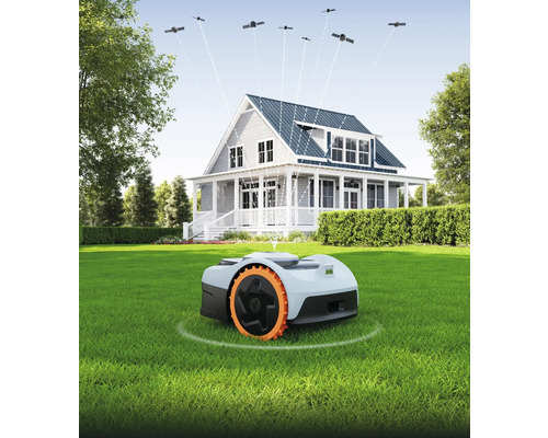 Rasenmähroboter auf Rasen vor Haus mit Satellitenverbindung