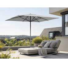 Quadratischer Sonnenschirm über einer Liege auf einer Terrasse