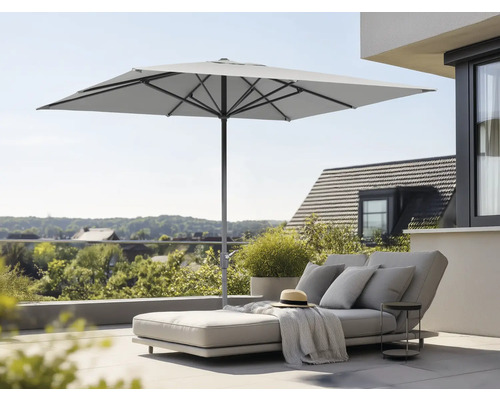 Quadratischer Sonnenschirm über einer Liege auf einer Terrasse