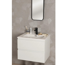 Salle de bains avec meuble sous-vasque, lavabo, robinet et miroir