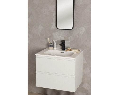 Salle de bains avec meuble sous-vasque, lavabo, robinet et miroir