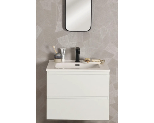 Salle de bain moderne avec meuble-lavabo blanc, robinet noir et miroir