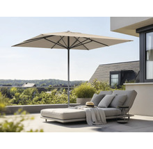 Quadratischer Sonnenschirm über einer Outdoor-Liege mit Kissen und Beistelltisch auf einer Terrasse