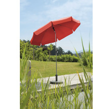 Roter Sonnenschirm im Gartenbereich auf Holzterrasse