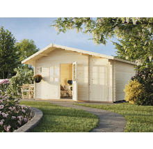 Abri de jardin en bois avec porte et fenêtre dans un jardin lumineux