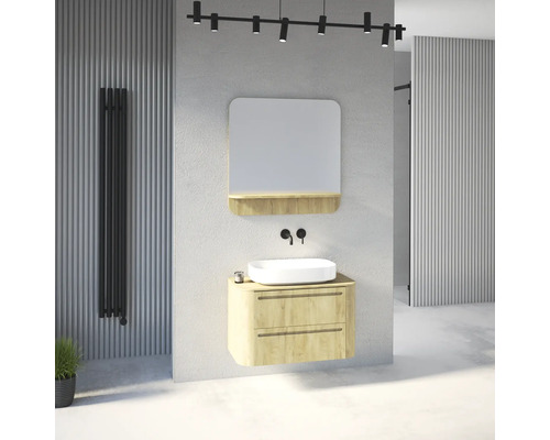 Salle de bains moderne avec meuble sous-vasque aspect bois, vasque blanche, robinet noir, miroir et radiateur design noir sur mur à lattes.