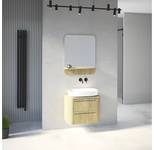 Ensemble de salle de bains moderne en bois clair à lamelles, vasque blanche, miroir avec étagère et robinet noir dans une pièce lumineuse.