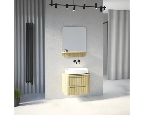 Ensemble de salle de bains moderne en bois clair à lamelles, vasque blanche, miroir avec étagère et robinet noir dans une pièce lumineuse.