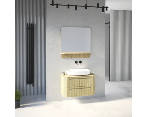 Salle de bains moderne avec meuble sous-vasque suspendu en bois clair, vasque à poser blanche, robinetterie murale noire et miroir.