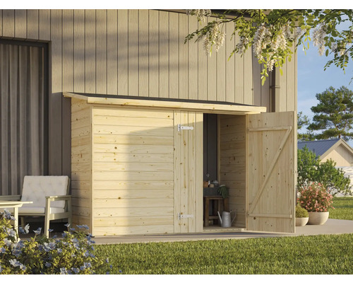 Gartenhaus aus Holz mit geöffneter Tür und Gartengeräten
