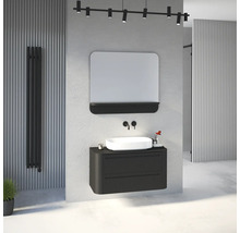 Modernes Badezimmer mit anthrazitfarbenem Waschtischunterschrank, weißem Aufsatzbecken, Spiegel mit Ablage und schwarzem Design-Heizkörper.