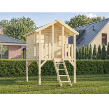 Cabane en bois sur pilotis avec échelle dans le jardin