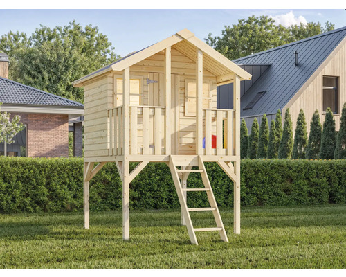 Cabane en bois sur pilotis avec échelle dans le jardin