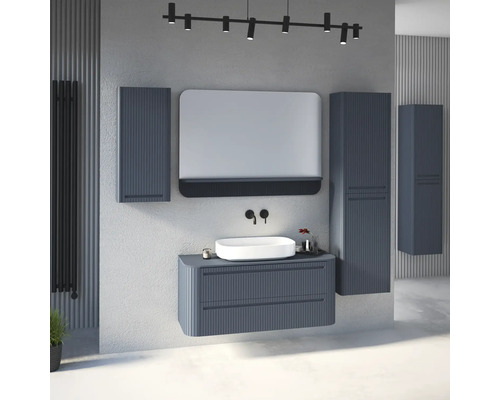 Modernes Badezimmer-Set mit grauem Waschtischunterschrank, weißem Aufsatzbecken, Wandspiegel und Hochschränken in Rillen-Optik.