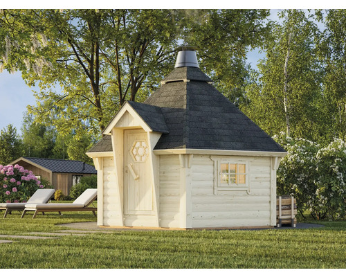 Holzgrillkota mit Schornstein in einem Garten