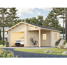 Garage en bois avec carport attenant et une voiture dans le garage