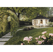 Aménagement paysager avec pavillon de jardin, terrasse et parterres de roses.