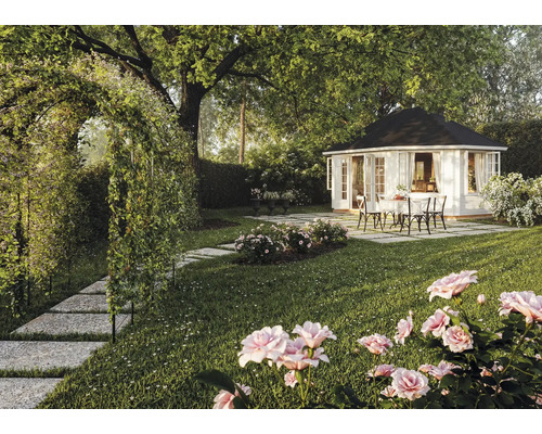 Aménagement paysager avec pavillon de jardin, terrasse et parterres de roses.