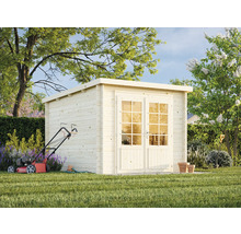 Jardin avec abri de jardin en bois, tondeuse à gazon et outils de jardinage