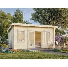 Abri de jardin en bois avec fenêtres et double porte dans un jardin.