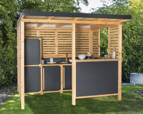 Cuisine d'extérieur en bois avec toit et espaces de rangement