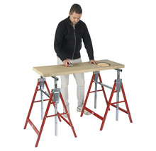 Homme ponçant une planche de bois sur deux tréteaux pliants rouge et argent