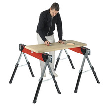 Un homme ponce une planche de bois sur un tréteau de table de travail réglable.