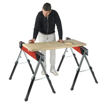 Artisan ponçant une planche de bois sur deux tréteaux