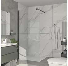 Badezimmer mit Dusche, Waschtisch, Toilette und Marmorwand