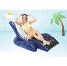 Femme se détendant sur une chaise longue gonflable Intex au bord de la piscine