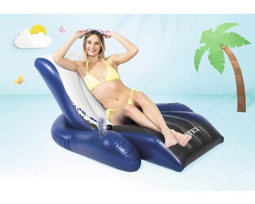 Femme se détendant sur une chaise longue gonflable Intex au bord de la piscine