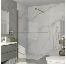 Modernes Badezimmer mit Duschkabine, Waschtisch und Toilette.